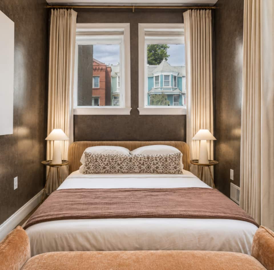 Queen bedroom at the Carriage House